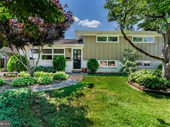 902 Apple Dr, Mechanicsburg, PA 17055