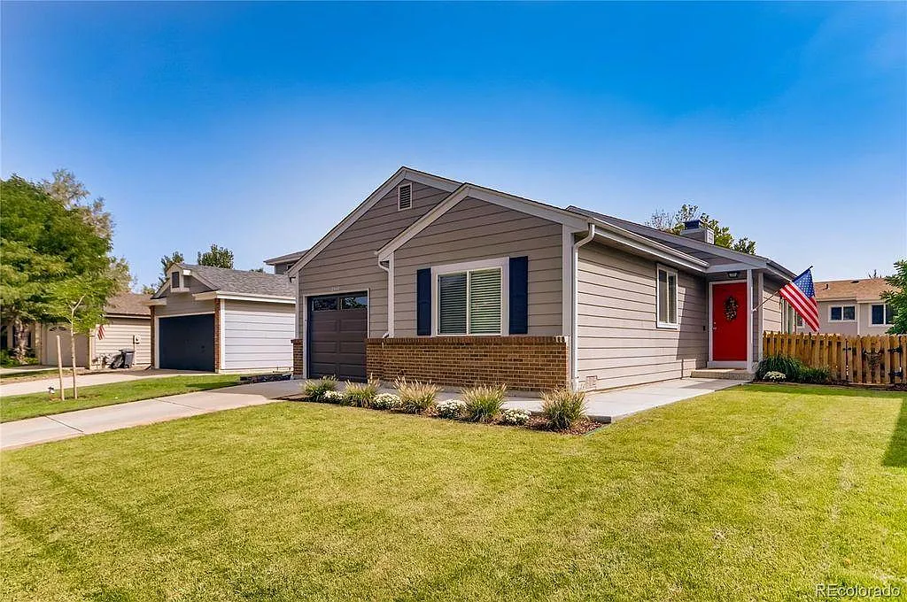 2340 Redwood Ave — Photo 1