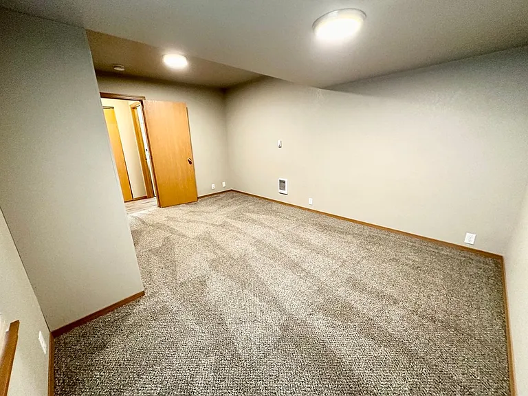 2102 N Yellowstone St — Photo 13