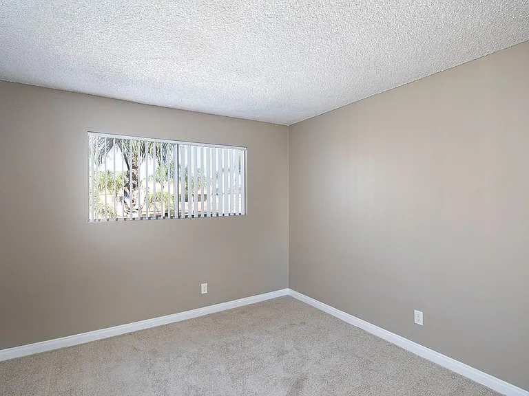 Royal Village Apartments — Photo 25