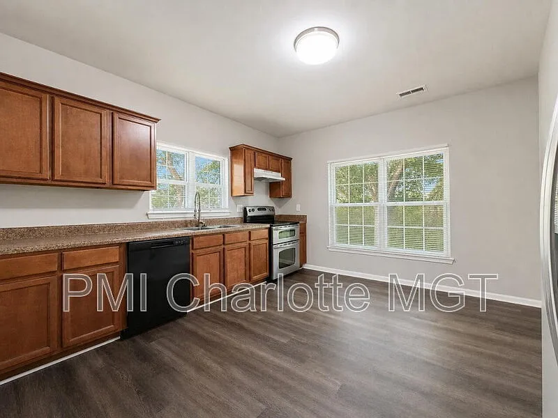 2 bed, 1.0 bath, 809 sqft, $1,200 — Photo 3