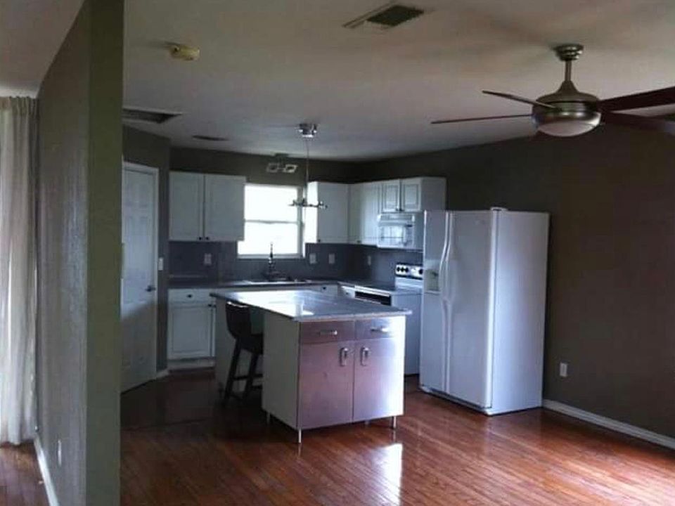 Kitchen with large island 