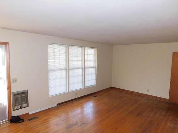 4th image of 2119 Foxdale Dr
