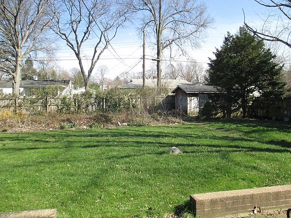 2nd image of 2426 S Twyckenham Dr