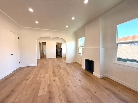 441 1/2 W Lexington Dr — Photo 5