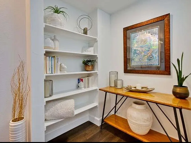 97 E Saint James St — Photo 3