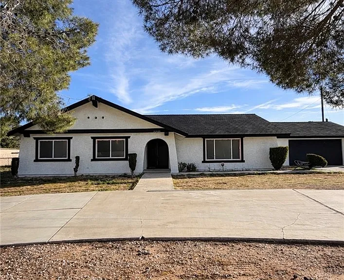 20585 Yucca Loma Rd — Photo 1