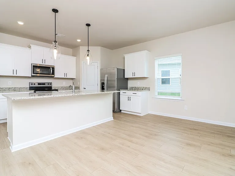 643 Mackenzie Cv — Photo 8