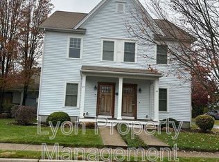 83 Waverly St, Warwick, RI 02889