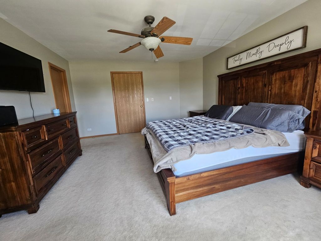 Apartment in Round Lake - More