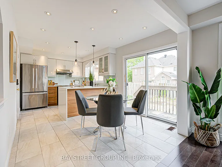 43 Tower Bridge Cres — Photo 9