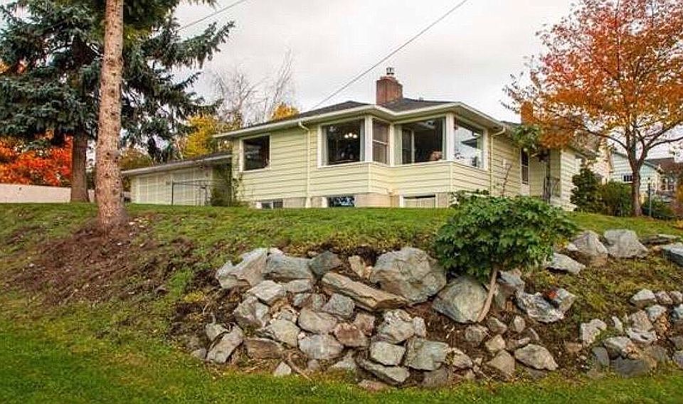 Corner lot with large front yard. Gardner included!