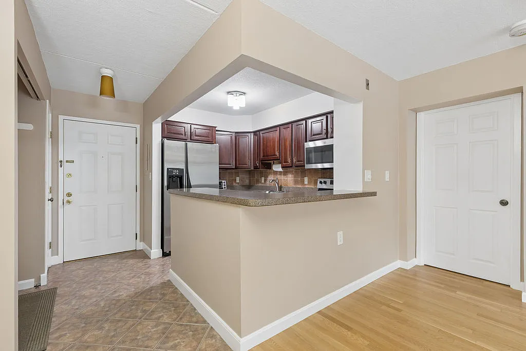 2 bed, 1055 sqft, $3,000 — Photo 2