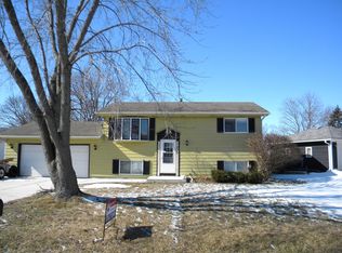 142 Lakewood Dr, Antioch, IL