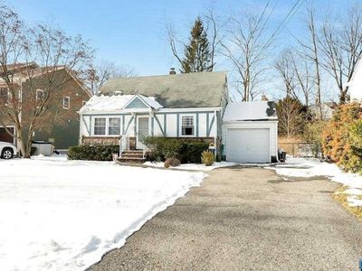 68 Pershing Ave, Ridgewood, NJ, 07450