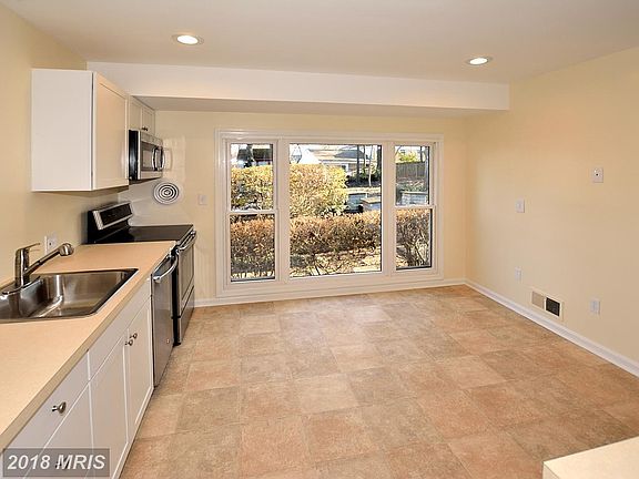5th image of 1392 Canterbury Way