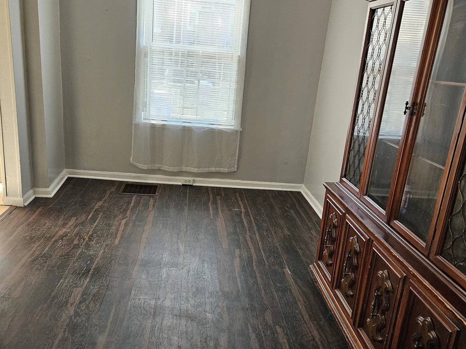 3 bed, 896 sqft, $1,500 — Photo 3