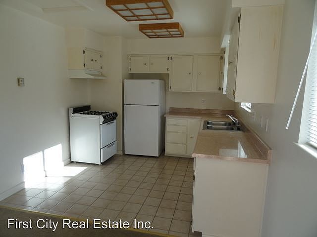 2nd image of 728 1/2 Taylor St