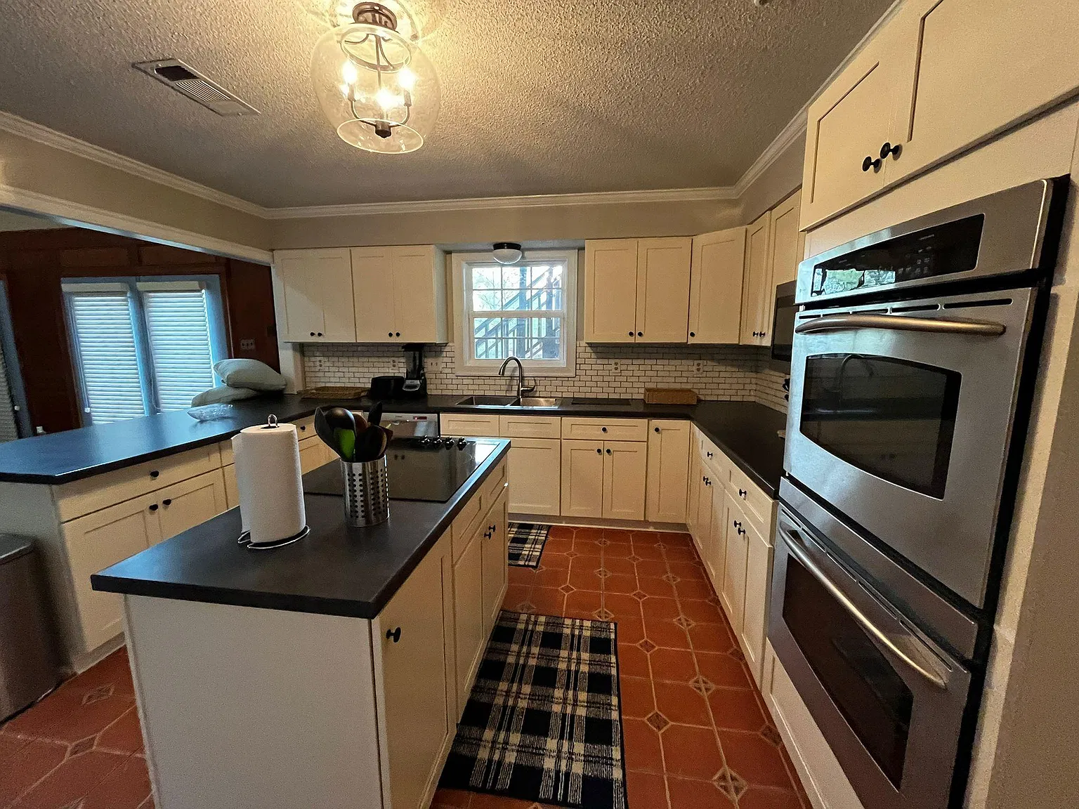6 bed, 3704 sqft, $12,500 — Photo 2
