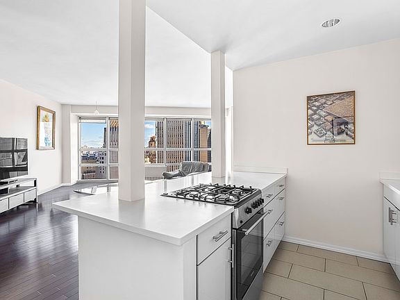 5th image of 146 W 57th St APT 40C