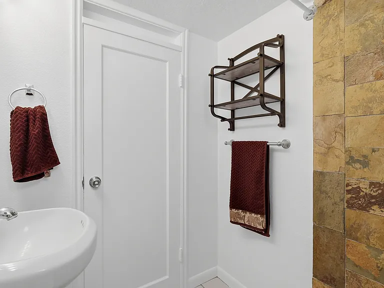 654 W Lennox St — Photo 26
