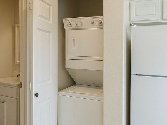 4th image of 2863 Elm Ave Unit B