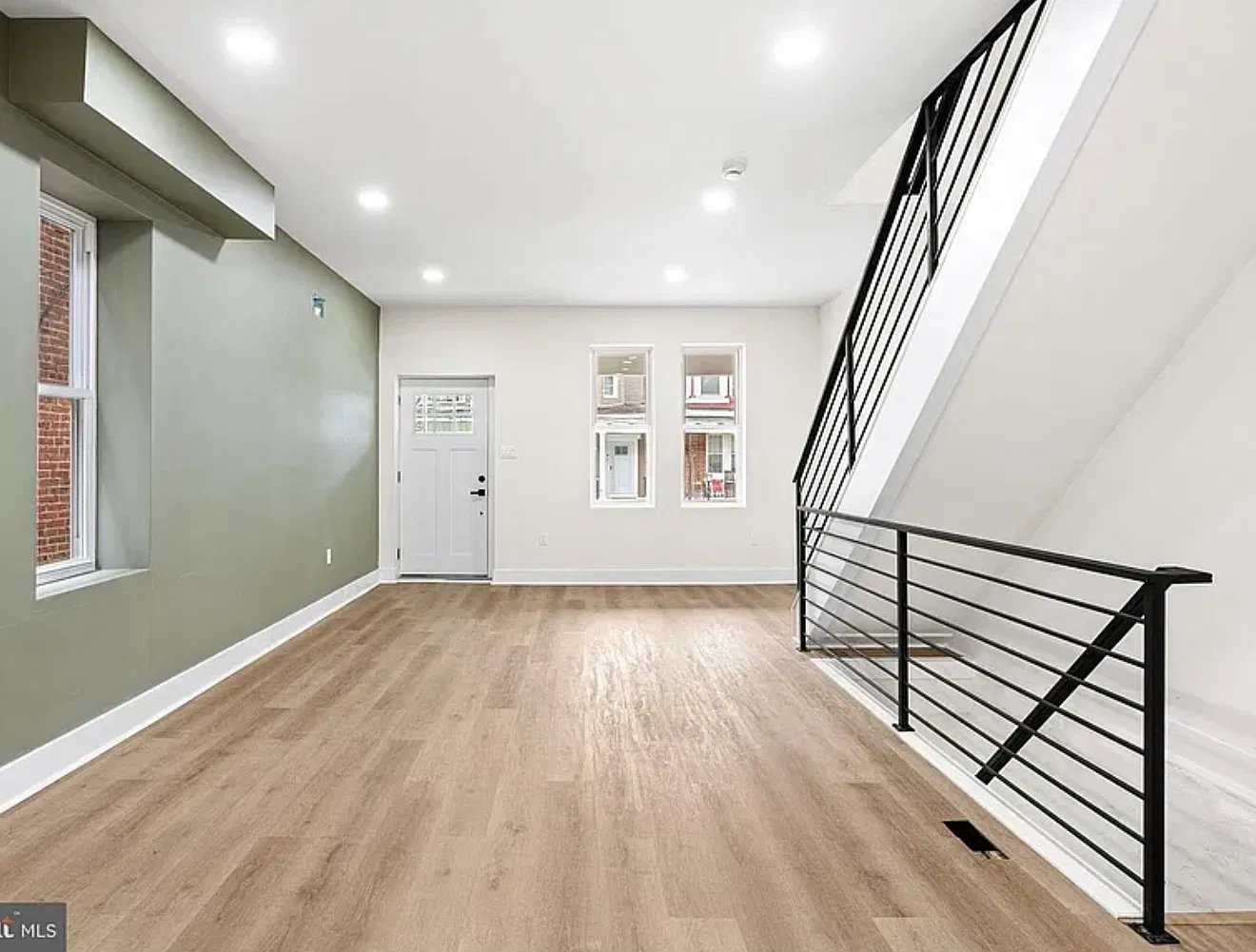 4 bed, 1.5 bath, 1472 sqft, $3,080 — Photo 2