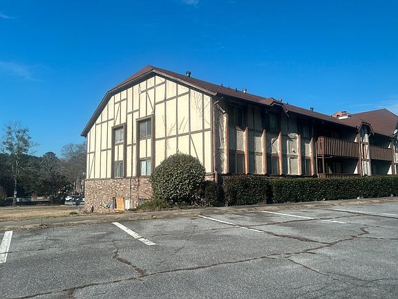 3rd image of 101 Camelot Dr