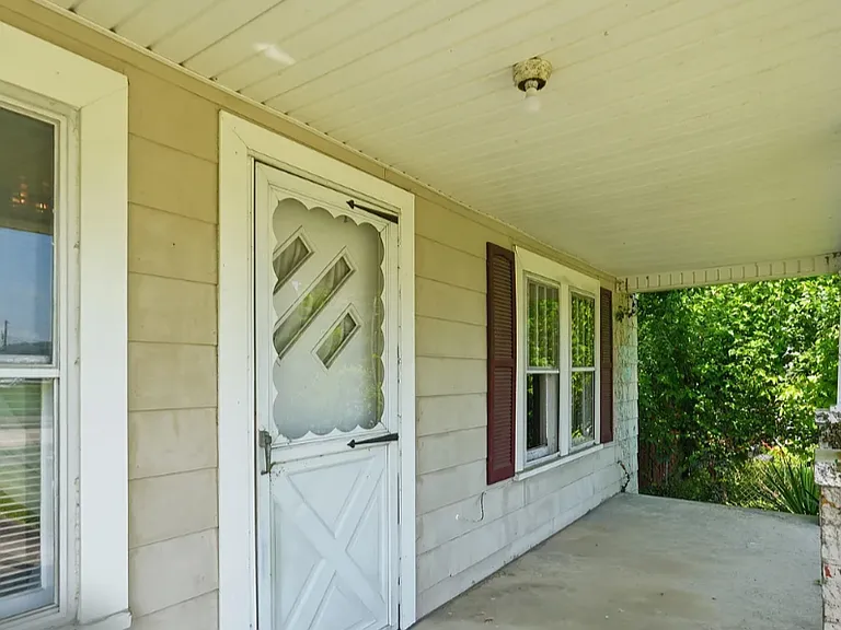 923 Elizabeth St — Photo 2