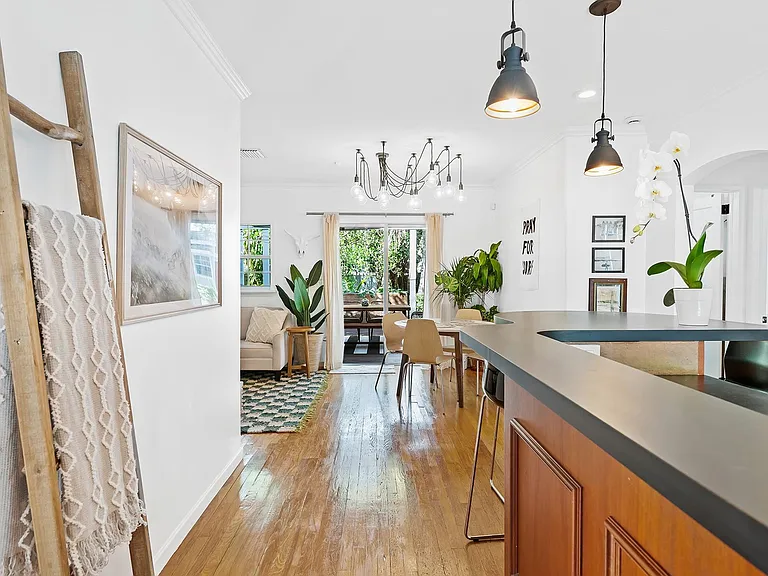 411 SW 10th St — Photo 14