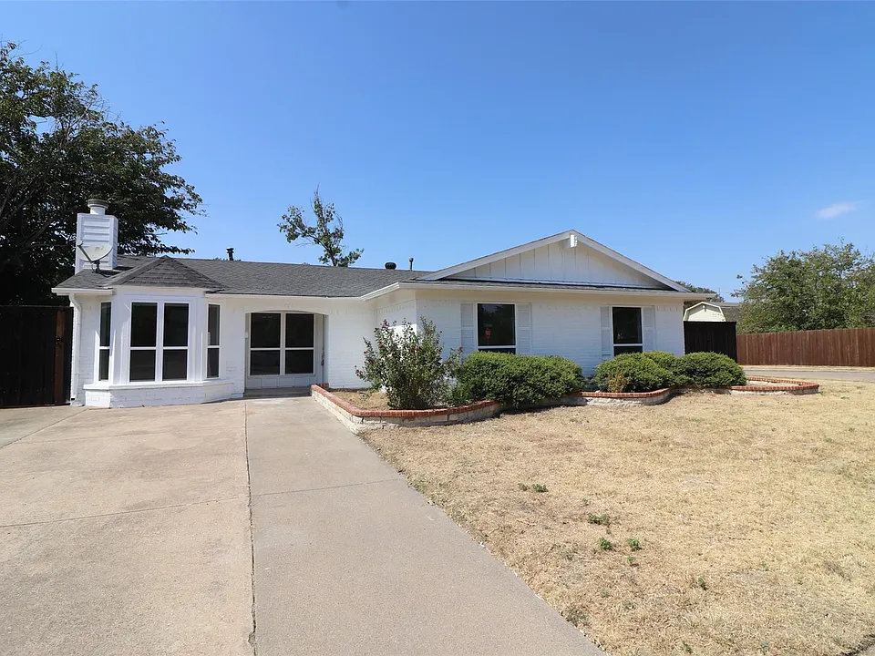1701 Running River Rd