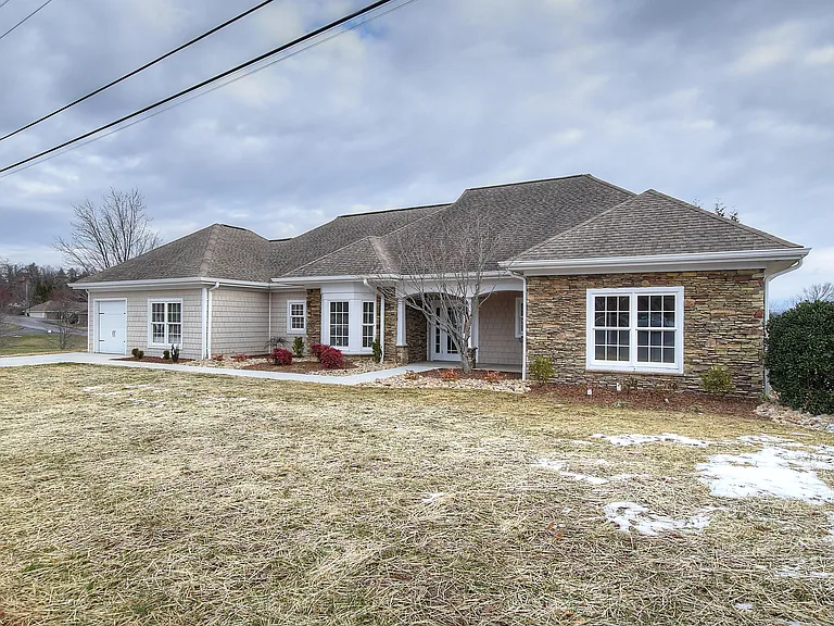 209 University Pkwy #10 — Photo 2