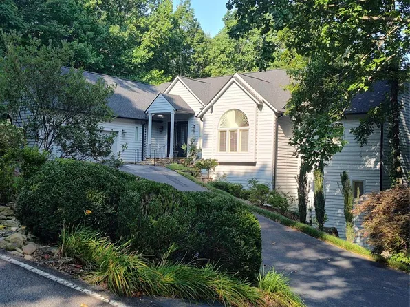 135 Poplar Loop Dr, Flat Rock, NC 28731
