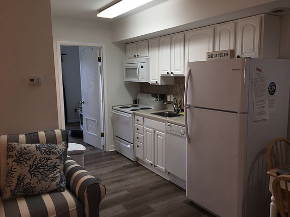 2nd image of 871 E 7th St #38