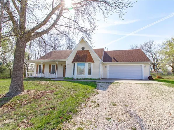 209 E 17th St, Holden, MO 64040
