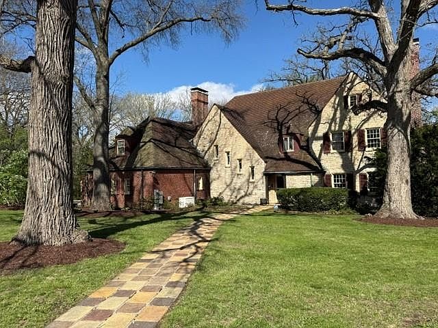 1st image of 2221 Twin Oak Rd