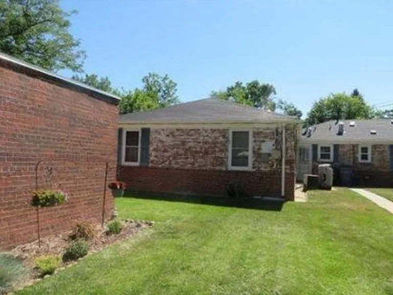 1219 Locust St — Photo 8