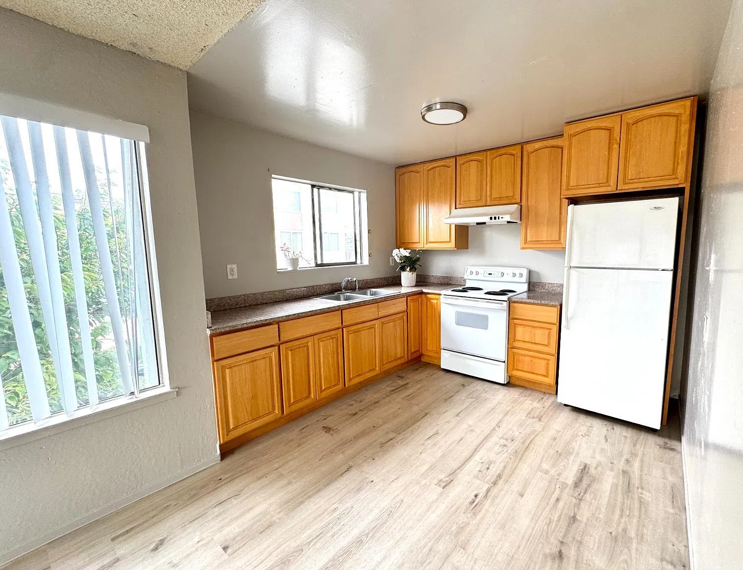 2 bed, 1.0 bath, 600 sqft, $2,998 — Photo 1