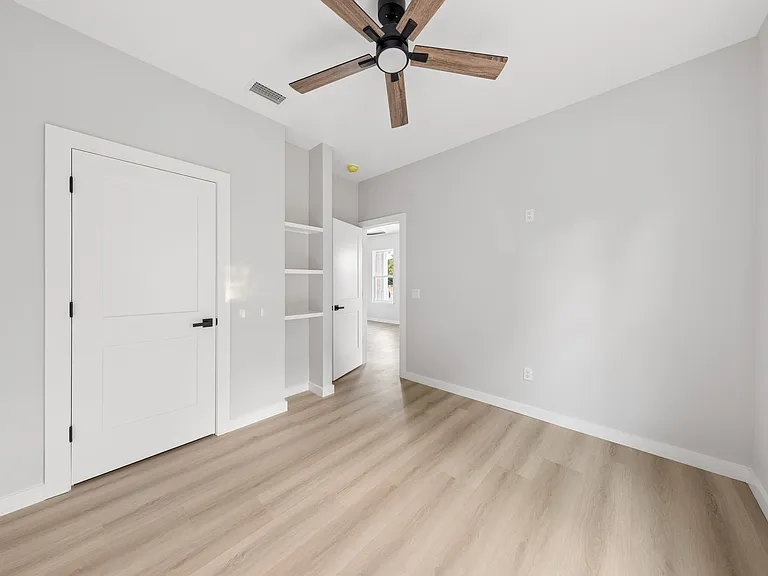 517 E 8th St #1 — Photo 16