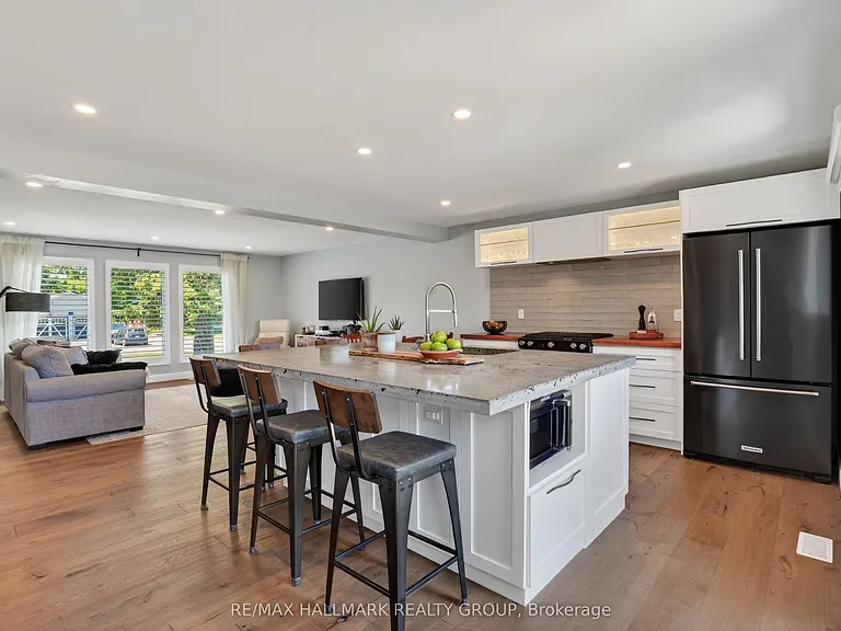 1583 Maxime St — Photo 9