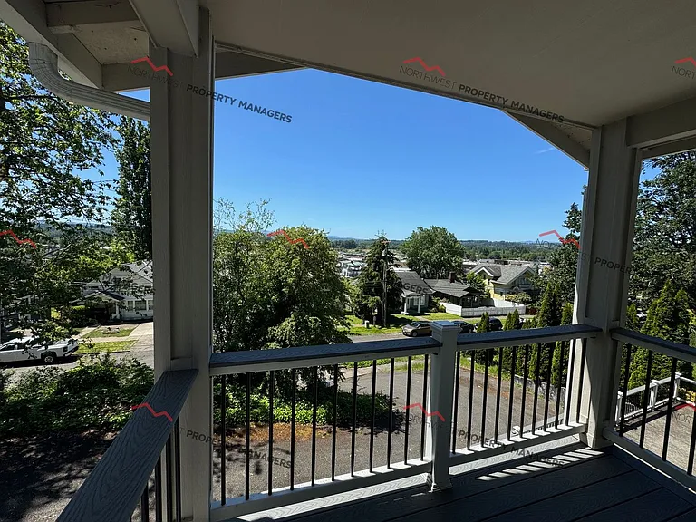 240 NE Washington Ave — Photo 4