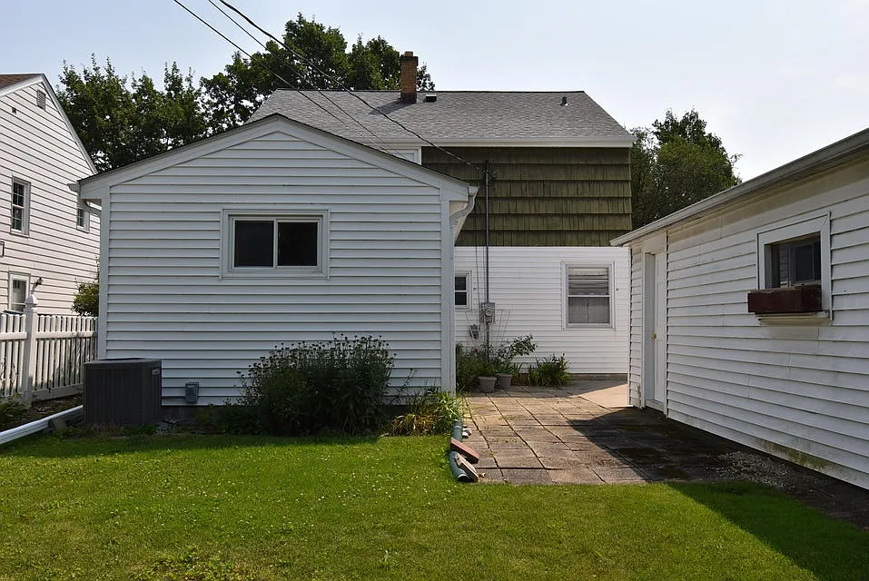 4 bed, 2.5 bath, 1824 sqft, $2,450 — Photo 3