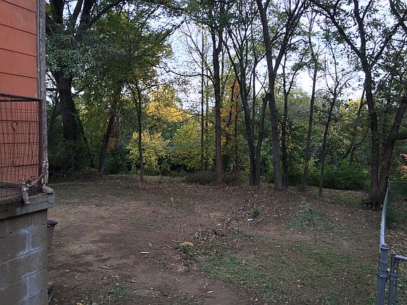 Huge backyard, mature trees!