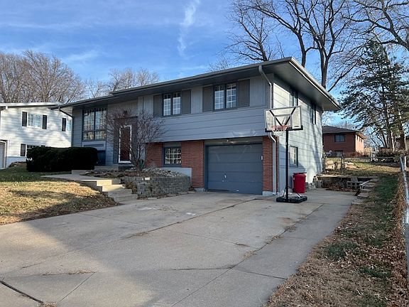 3rd image of 410 W Broadview Dr