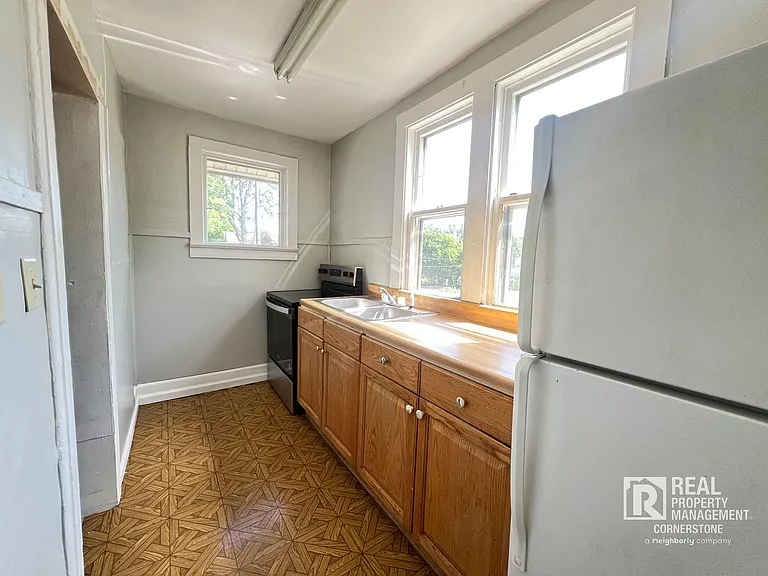 709 W Willard St — Photo 2