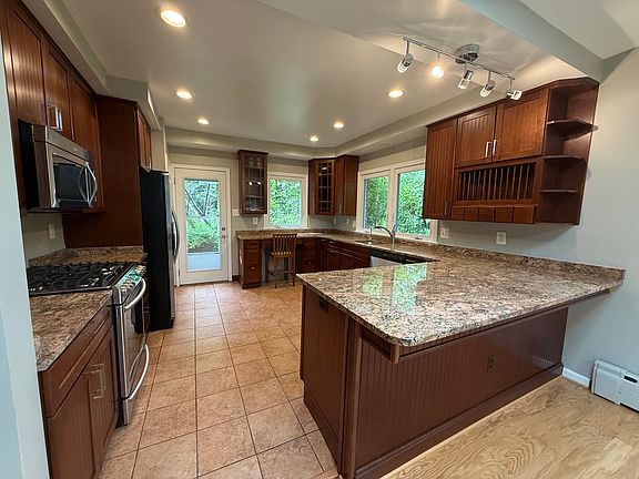 Spacious kitchen with breakfast bar