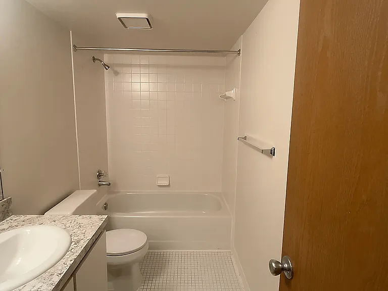 Lakeside Village Apartments — Photo 124