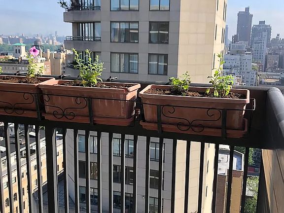 4th image of 40 E 80th St #B