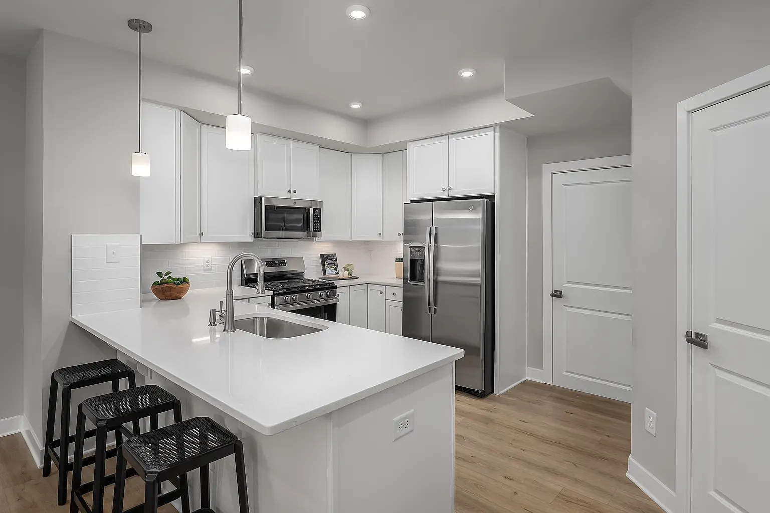 3 bed, 1606 sqft, $3,900 — Photo 3