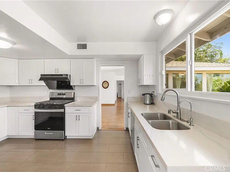 1033 S Isabella Ave — Photo 13